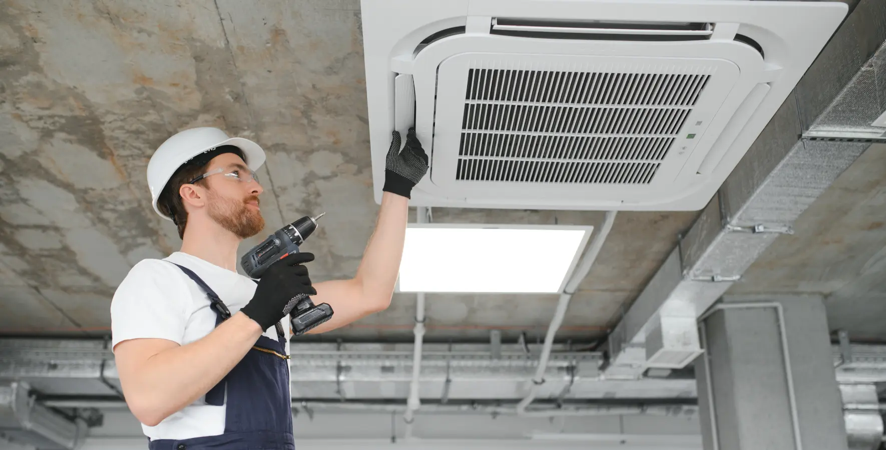 Técnico da Refrigera Certo instalando ar condicionado cassete em Brasília